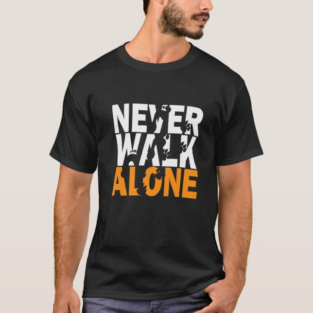 Never Walks Alone Dog Animal Dog Owner Dog Lover T Shirt (Framsida)