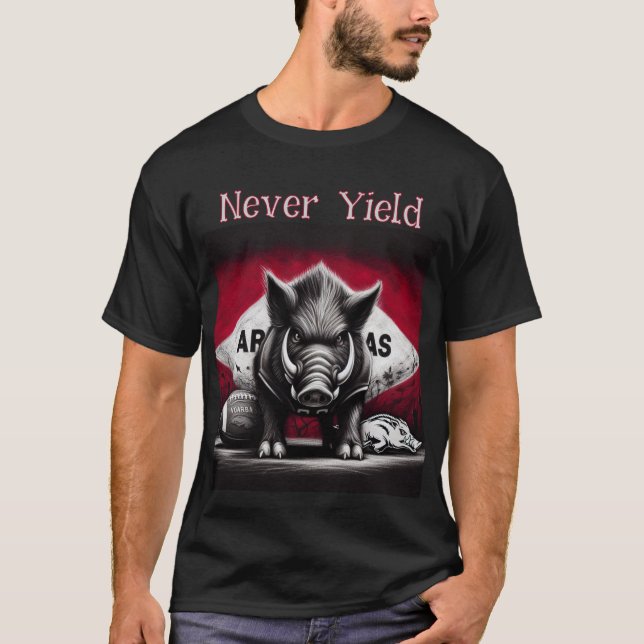 Never Yield Razorbacks Tee (Framsida)