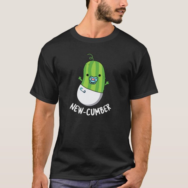 New-cumber Funny Veggie Cucumber Pun Mörk BG T Shirt (Framsida)