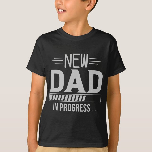 New Dad In Progress Expectant Fathers  T Shirt (Framsida)