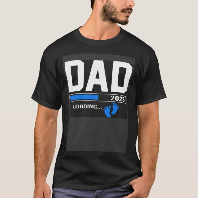 New First Time Dad 2023 Loading for Pregnancy Anno T Shirt (Framsida)