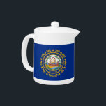 New Hampshire Statlig flagga Tekanna<br><div class="desc">din tea med Granite State Pride med hjälp av vår Tekanna med Flagga New Hampshire! Lägg till en distinkt beröring till din tetid med vår elegant designade tekanna i kombination med flagga New Hampshire. Den här tekannan är perfekt både för vardaglig använda och vid särskilda tillfällen och kombinerar funktioner med...</div>