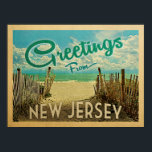 New jersey Shore Beach Vintage resor Poster<br><div class="desc">I den här Hälsning-vykortsdesignen från New jersey vintage finns en sandstrand med en vacker turkoshavet över vatten och över havet,  ett blå himmel med gigantiska vita moln. I vintage resor stil.</div>