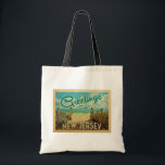 New jersey Shore Beach Vintage resor Tygkasse<br><div class="desc">I den här Hälsning-vykortsdesignen från New jersey vintage finns en sandstrand med en vacker turkoshavet över vatten och över havet,  ett blå himmel med gigantiska vita moln. I vintage resor stil.</div>
