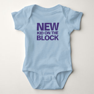 New Kid på Blockstavlan på en Baby-bodykostym T Shirt
