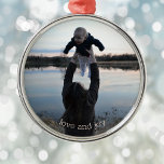 New mamma Kärlek och Joy Photo jul Metall Ornamen Julgransprydnad Metall<br><div class="desc">Fira den nya mamman i ditt liv med den här dyrbara fotojulprydnaden! Ladda upp ditt eget foto till den här moderna prydnadsformen "kärlek och glädje". Det är perfekten som vill minnas denna speciella moderskap tid. Den här prydnaden är en vacker och tankfull gåva som kommer att omhuldas år efter år!...</div>