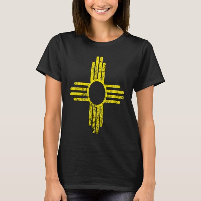 New Mexico Distressed Yellow Zia Sun Symbol Red Ci T Shirt (Framsida)