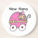 New Nana Baby i Carriage Gifts Underlägg<br><div class="desc">En bra utformning som rymmer ett flicka i en rosa på New Nana keepébox, plattor, prydnadsföremål, anteckningsböcker, mugg, kort, klistermärken, tote bags, nyckelkedjor, magneter och andra nya Nana-kläder och -gåvor!</div>