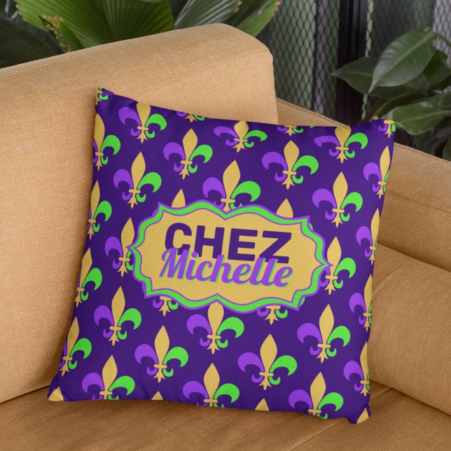 New Orleans Mardi Gras House Party Fleur Ditt namn Kudde (Photo approximates the 20 inch size of this pillow.)