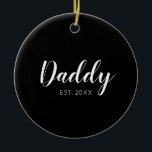 New pappa Etablerade 2022 typografi Julgransprydnad Keramik<br><div class="desc">Perfektens gåva till alla ny pappa,  anpassa dig efter ditt eget år. Kontakta mig om du vill ha fler anpassningar och ändringsförslag zoechapmandesignstore@gmail.com</div>