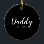 New pappa Etablerade 2022 typografi Julgransprydnad Keramik<br><div class="desc">Perfektens gåva till alla ny pappa,  anpassa dig efter ditt eget år. Kontakta mig om du vill ha fler anpassningar och ändringsförslag zoechapmandesignstore@gmail.com</div>