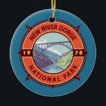 New River Gorge National Park Retro Compass Emblem Julgransprydnad Keramik<br><div class="desc">Ny vektorritning för flodskorpan. Parken är hem för några av de bästa vitvattendragen i land och är också ett av de mest populära klätterområdena vid Öster Kusten.</div>