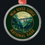 New River Gorge nationalpark Retro Distress Julgransprydnad Metall<br><div class="desc">Ny vektorritning för flodskorpan. Parken är hem för några av de bästa vitvattendragen i land och är också ett av de mest populära klätterområdena vid Öster Kusten.</div>