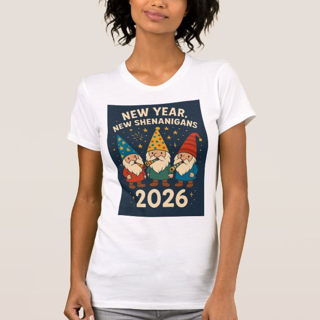New Year, New Shenanigans 2026 Gnome Party Tee (Framsida)