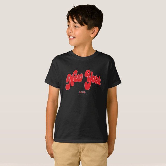 New-York 1898 Red Logo Typography Black  T Shirt (Hel framsida)