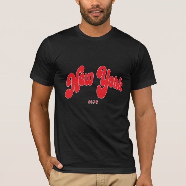 New-York 1898 Red Logo Typography Black T-Shirt (Framsida)