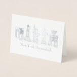 New York City Hanukkah NYC Jewish Helgdag Chanukah Folierat Kort<br><div class="desc">Kortet har en originalillustration av en rad klassiska landmärken i New York,  "klädda" för Hanukkah-helgdag,  tryckta i en söt folie som avslutar. Underbar för alla som bor i kärlek NYC. "New York Hanukkah"-design finns också på många andra kort och produkter från RebeccaHeartsNY.</div>