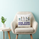 New York City Hanukkah NYC Landmarks Chanukah Kudde<br><div class="desc">Har en originalmarkörillustration av klassiska New York City-markeringar, inklusive Washington Square Arch, Brooklyn Bridge och Frihetsgudinnan, "klädd" för helgdagarna. Perfekt för alla som bor i eller kärlek under NYC-säsongen under Hanukkah. Denna illustration finns även på andra produkter. Ser du inte vad du är tittar för? Behöver du hjälp med anpassning?...</div>