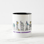 New York City NYC Lycklig Hanukkah Chanukah Helgda Två-Tonad Mugg<br><div class="desc">En originalillustration av New York City-markeringar "klädd" för julhelgen med penna och bläck. Perfekt för Hanukkah! Ser du inte vad du är tittar för? Behöver du hjälp med anpassning? Kontakta Rebecca för att få något designat bara för dig.</div>