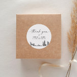 New York City Tack Favor 3" (lakan av 6) Runt Klistermärke<br><div class="desc">Skyline Collection är ett häpnadsväckande urval av noggrant skisserade stadshusar som fångar det väsentliga i ikoniska stadslandskap. Denna samling är perfekt lämpad för både storstads- och destinationsbyggnader,  och den förkroppsligar citycapes tidlösa charm och ger en elegant till din speciella dag.</div>
