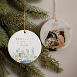 New York City Watercolor Skyline Bröllop Photo Julgransprydnad Keramik<br><div class="desc">Vattenfärgsmålad New York City skyline ornament skapar perfekt bröllop momento att öppna år efter år. Fullt matchande bröllop-svit finns tillgängligt. Måla med Annie Montgomery Design</div>
