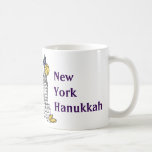 New York Hanukkah Gelt NYC Skyscraper Helgdag Kaffemugg<br><div class="desc">Mugg har en originalmarkörillustration av en klassisk NYC-markering som "klär upp" för Hanukkah-helgdag. Denna illustration av Chanukah finns också på andra produkter. Ser du inte vad du är tittar för? Behöver du hjälp med anpassning? Kontakta Rebecca för att få något designat bara för dig.</div>