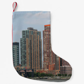 NEW YORK - JULY 5,  2015: Long Island City waterfr Liten Julstrumpa