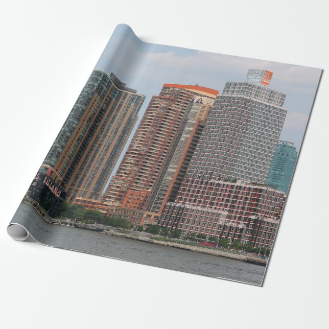 NEW YORK - JULY 5,  2015: Long Island City waterfr Presentpapper (Utrullad)