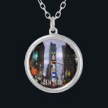 New York Necklace Times Square New York Souvenir Silverpläterat Halsband<br><div class="desc">New York Necklace New York Times Square Souvenir Pendent Necklace Jewelry Classic Manhattan NY Cityscape Charm Necklaces New York Empire state Keepsakes för manar, Women & Kids Home & Office Klicka på "Customize" för att lägga till text Välj Typsnitt och Anpassningsbar Färg Personlig New York USA City Ljus Souvenir Necklaces...</div>