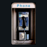 New York Public Payphone, Retro Telefonkiosk Poster<br><div class="desc">Detta konstverk fångar en nostalgisk glimt av en telefonautomat i New York City. Designen, med sina karakteristiska drag, frammanar en känsla av stadens historia och den era då dessa telefoner var en vanlig syn på dess trottoarer. Det är en påminnelse om en tid före den utbredda användningen av mobiltelefoner.</div>