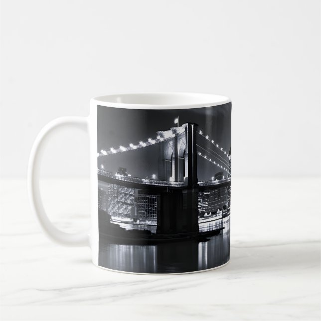 New York Skyline Brooklyn Bridge Monokrom Natt Kaffemugg (Vänster)
