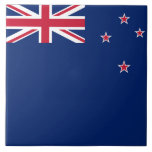 New Zealand Flagga Tile Kakelplatta<br><div class="desc">Fira Nya Zeelands pulserande arv med denna dekorativa bricka som visar flagga. Genom att visa den iögonenfallande djupa bakgrunden, Union Jack, och de strålande röda stjärnorna i södra Kor, förvandlar den här plattan ett enkelt keramiskt yta till ett fet påstående i kulturellt pride. Oavsett om du visas hemma, på kontoret...</div>
