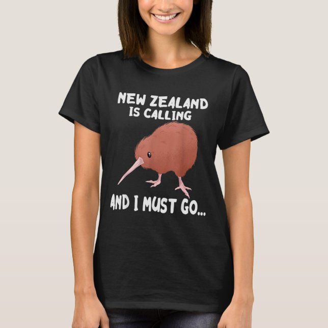 New Zealand Is Calling Kiwi Bird Wildlife Animal  T Shirt (Framsida)