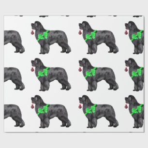 Newfoundland hundjul som slår in papper presentpapper