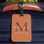 Newlyed Black Monogram Namn Burnt Orange Bagagebricka<br><div class="desc">Chic, modern och enkel bagagetagg med monogrammet med texten Mr. och Mrs. i handskrivet manusgrafi med vit elegant på en brinnande orange med ditt monogram i jet svart. Lägg bara till ditt gifta namn, år och monogram i snyggtens typografi. Perfektens lyxgåva till det nylånade parets gäster i bröllop. Enbart designad...</div>