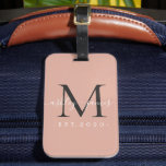 Newlyed Black Monogram Namn Dusty Rosa Bagagebricka<br><div class="desc">Chic, modern och enkel bagagemärkning med monokamerat bagagemärke med texten Mr. och Mrs. in white elegant handskriven calligraphy on a damsty rosa bakgrund with your monogram in jet black. Lägg bara till ditt gifta namn, år och monogram i snyggtens typografi. Perfektens lyxgåva till det nylånade parets gäster i bröllop. Enbart...</div>