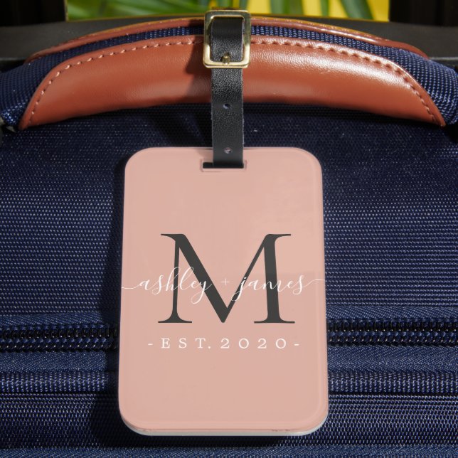 Newlyed Black Monogram Namn Dusty Rosa Bagagebricka (Framsida Insitu 2)