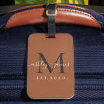 Newlyed Black Monogram Namn TerraCotta Bagagebricka<br><div class="desc">Chic, modern och enkel bagagemärkning med monokamerat bagagemärke med texten Mr. och Mrs. in white elegant handskriven calligraphy on a terracotta bakgrund med ditt monogram i svart jet. Lägg bara till ditt gifta namn, år och monogram i snyggtens typografi. Perfektens lyxgåva till det nylånade parets gäster i bröllop. Enbart designad...</div>
