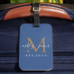 Newlyed Guld Monogram Namn Classic Blue Bagagebricka<br><div class="desc">Chic, modern och enkel bagagetagg med monogrammet med texten Mr. och Mrs. i handskrivet manusgrafi med vit elegant på en klassisk blå bakgrund med ditt monogram i guld. Lägg bara till ditt gifta namn, år och monogram i snyggtens typografi. Perfektens lyxgåva till det nylånade parets gäster i bröllop. Enbart designad...</div>
