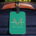 Newlyed Guld Monogram Namn Emerald Bagagebricka<br><div class="desc">Chic, modern och enkel bagagetagg med monogrammet med texten Mr. och Mrs. i handskrivet manusgrafi i vit elegant på en framväxande grönt med ditt monogram i guld. Lägg bara till ditt gifta namn, år och monogram i snyggtens typografi. Perfektens lyxgåva till det nylånade parets gäster i bröllop. Enbart designad för...</div>