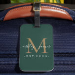 Newlyed Guld Monogram Namn Mörk grönt Bagagebricka<br><div class="desc">Chic, modern och enkel bagagetagg med monogrammet med texten Mr. och Mrs. i handskrivet manusgrafi i vit elegant på mörk grönt bakgrund med ditt monogram i guld. Lägg bara till ditt gifta namn, år och monogram i snyggtens typografi. Perfektens lyxgåva till det nylånade parets gäster i bröllop. Enbart designad för...</div>
