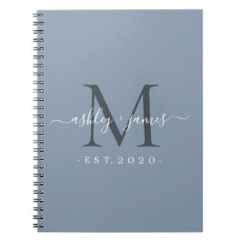 Newlyed Monogram Namn Year Dusty Blue Anteckningsbok