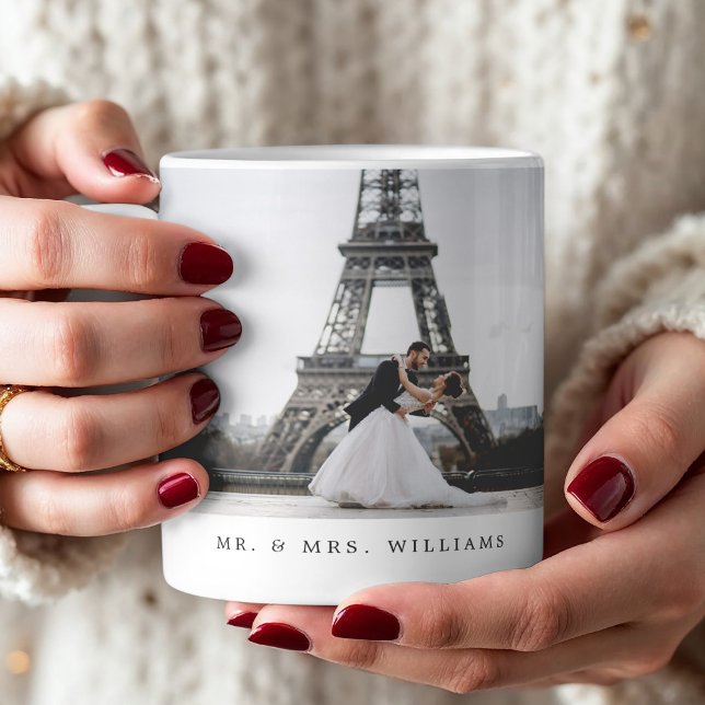 Newlyed Mr. & Mrs Modern Photo Collage Kaffemugg (This mug is perfect for a newlywed. The mug features two photos and is personalized)