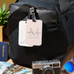Newlyed Silver Monogram Namn Pastel Rosa Bagagebricka<br><div class="desc">Chic, modern och enkel bagagetagg med monogrammet med texten Mr. och Mrs. in offblack elegant handskriven calligraphy on a pastel rosa bakgrund with your monogram in silver grått. Lägg bara till ditt gifta namn, år och monogram i snyggtens typografi. Perfektens lyxgåva till det nylånade parets gäster i bröllop. Enbart designad...</div>