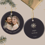 Newlyows första julfoto Ornament<br><div class="desc">Fira en speciell milstolpe med den här Newlyows första julprydnad. Skölj din första helgdag tillsammans som ett gift par med den här utsökta prydnadsföreställningen med ett anpassade foto med en delikat champagne guld snowflake på rikens mörk bakgrund. Den främsta visningen är elegant "Vår första jul" i de nedre tredjedelarna, och...</div>
