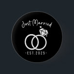 Newlyweds 2025 Bride and Groom Bröllopsfixarens Ju Knapp<br><div class="desc">Newlyweds 2025 Bride and Groom Bröllopsfixaren Ny gifta 2025 Bröllop Matching par</div>