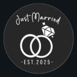 Newlyweds 2025 Bride and Groom Bröllopsfixarens Ju Runt Klistermärke<br><div class="desc">Newlyweds 2025 Bride and Groom Bröllopsfixaren Ny gifta 2025 Bröllop Matching par</div>