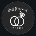Newlyweds 2025 Bride and Groom Bröllopsfixarens Ju Runt Klistermärke<br><div class="desc">Newlyweds 2025 Bride and Groom Bröllopsfixaren Ny gifta 2025 Bröllop Matching par</div>