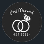 Newlyweds 2025 Bride and Groom Bröllopsfixarens Ju Runt Klistermärke<br><div class="desc">Newlyweds 2025 Bride and Groom Bröllopsfixaren Ny gifta 2025 Bröllop Matching par</div>