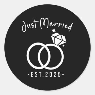 Newlyweds 2025 Bride and Groom Bröllopsfixarens Ju Runt Klistermärke